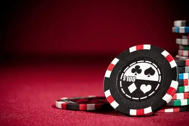 Layar taruhan olahraga menampilkan sepak bola, bulu tangkis dan basket